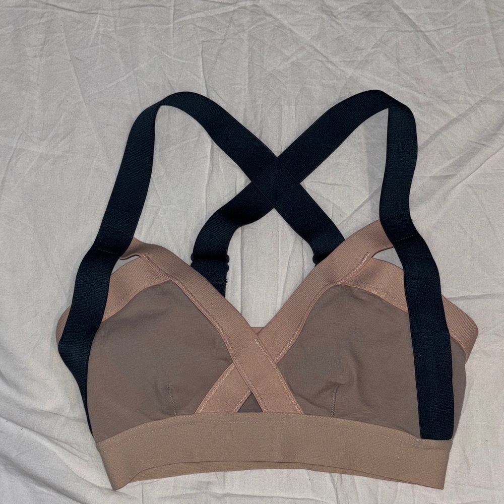 Aritzia Commmunity Women's Cross-Back Sports Bra